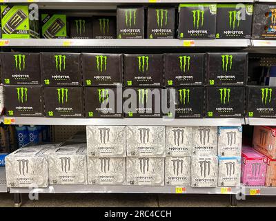 Norfolk, ne USA - 12 mai 2023 : une exposition de Monster Energy Drinks dans un magasin Walmart sans personne. Banque D'Images