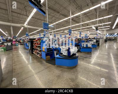 Norfolk, ne USA - 12 mai 2023 : le caissier tient les comptoirs de caisse dans un magasin Walmart sans personne. Banque D'Images