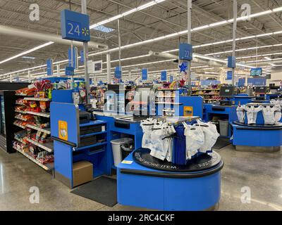 Norfolk, ne USA - 12 mai 2023 : le caissier tient les comptoirs de caisse dans un magasin Walmart sans personne. Banque D'Images