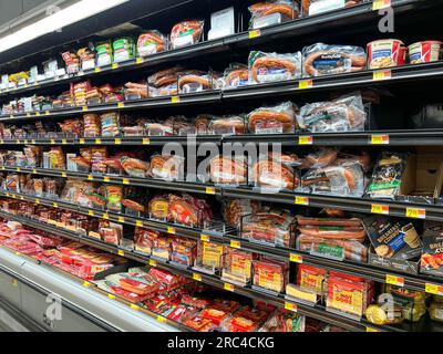 Norfolk, ne États-Unis - 12 mai 2023 : l'allée des saucisses préemballées et des hot-dogs dans un magasin Walmart sans personne. Banque D'Images