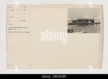 L'avion Curtiss R-6 stationné devant un hangar à la station d'expérimentation de l'aviation à Hampton, en Virginie. La photographie a été prise par Huber Protographe et fait partie de la collection représentant les activités militaires américaines pendant la première Guerre mondiale. Note : cette image a été prise le 1 août 1917, avec le numéro d'identification 111-SC-3633. Banque D'Images