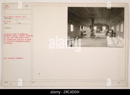 Le sergent Ray R. Tyrell a pris une photographie le 13 avril 1919, montrant l'intérieur du mess dans la caserne de la maison de punition. L'image montre des tables, de la vaisselle, un poêle de chauffage et des marchandises supplémentaires stockées dans la pièce. Il y a aussi une glacière à l'arrière. Cette photographie est réservée à un usage officiel uniquement. Banque D'Images