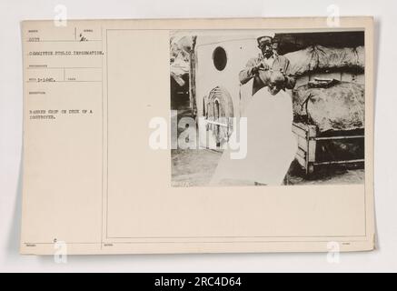 Un barbier coupant les cheveux d'un marin sur le pont d'un destroyer pendant la première Guerre mondiale L'image a été tirée de la première page de vol1, No1, Stars and Stripes Archives. Source : 111-SC-6073, Comité de l'information publique, Prothes recto 1-1460.' Banque D'Images