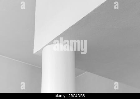 Vide abstrait blanc intérieur minimal, coin de niche avec un pilier rond, photo de fond architecturale Banque D'Images