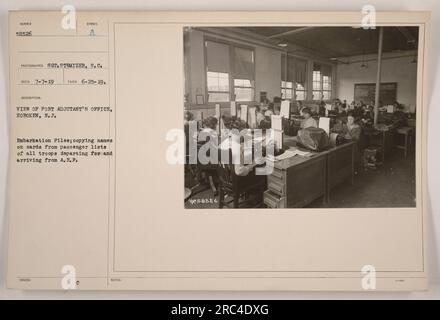 Vue du bureau de Port Adjutant à Hoboken, New Jersey. On voit des soldats copier des noms sur des cartes des listes de passagers des troupes partant et arrivant des Forces expéditionnaires américaines (AEF). La photographie a été prise le 25 juin 1919 par le sergent Stemizer. L'image est identifiée par le symbole A et le numéro de repérage est 58526. Émise pour les dossiers d'embarquement, l'image porte l'annotation D NOTES 58526 3-400. Banque D'Images