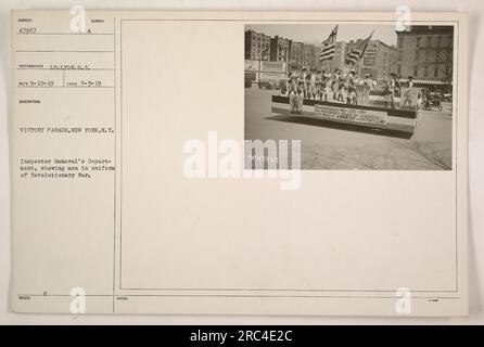 Photo historique d'un défilé de la victoire à New York, représentant des membres du département de l'inspecteur général vêtus d'uniformes de la guerre d'indépendance. La photo a été prise le 3 mai 1919 par le photographe Lt Lyon. Ces hommes représentent le patrimoine militaire et la lutte pour la liberté. Légende : « la parade de la victoire à New York présente les uniformes de la guerre d'indépendance portés par le département de l'inspecteur général. » Banque D'Images