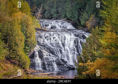 Potato River Falls, une belle chute près de Gurney Wisconsin, tombe à 90 mètres dans la rivière Potato. Parc de ville avec campings rustiques disponibles. Banque D'Images