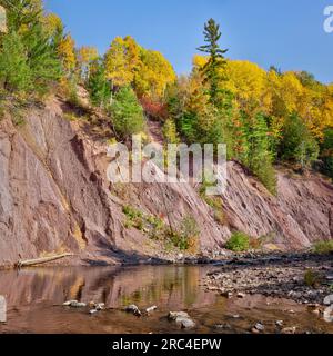 Potato River Falls, une belle chute près de Gurney Wisconsin, tombe à 90 mètres dans la rivière Potato. Parc de ville avec campings rustiques disponibles. Banque D'Images