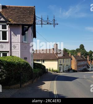 En regardant vers le bas de la rue à Finchingfield, Essex, Royaume-Uni. Banque D'Images