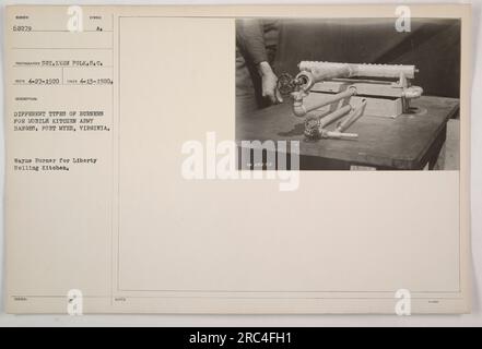 Photographie prise le 13 avril 1920, à fort Myer, en Virginie, montrant différents types de brûleurs pour les cuisinières mobiles de l'armée. L'image montre le Wayne Burner pour Liberty Rolling Kitchen, qui a été publié pour un usage militaire. Photographe SOT. Keen Polk a capturé cet aperçu de l'équipement de cuisine militaire. Banque D'Images