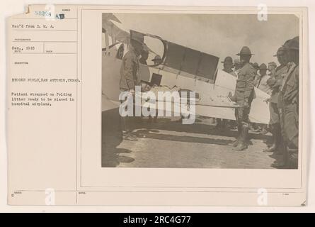 Cette photographie montre un patient attaché sur une litière pliante à Brooks Field à San Antonio, Texas. Le patient est préparé pour être transporté dans un avion-hôpital. La photo a été prise en décembre 1918 et a été reçue du photographe D.M.A. Le numéro attribué à cette image est 54228. Banque D'Images