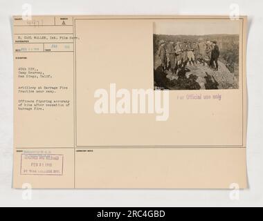 Officiers d'artillerie analysant la précision des frappes lors d'une pratique de tir de barrage près du Camp Kearney, San Diego. La photographie, prise par E. Carl Wallen de l'International film Service, est datée du 21 février 1919. L'image a été publiée par la Division War College le 21 février 1913 et est réservée à un usage officiel. Banque D'Images