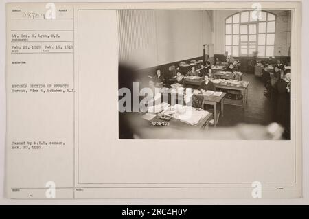 Un soldat nommé Lieutenant Geo. H. Lyon est photographié dans cette photographie, prise le 19 février 1919. L'image montre la section des documents du Bureau des effets au quai 4 à Hoboken, N.J. La photo a été reçue le 21 février 1919 et a été inspectée par le censeur du M.I.D. le 10 mars 1919. Banque D'Images