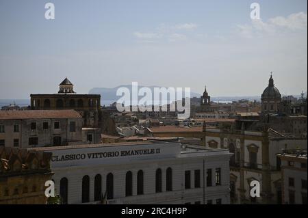 Paysage avec vue panoramique sur les anciens bâtiments historiques de style baroque et néoclassique à Piazza della Cattedrale à Palerme Sicile, Italie. Banque D'Images