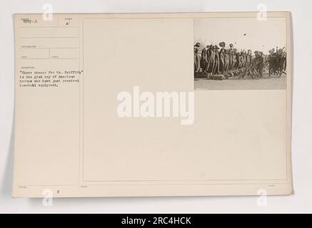 Les troupes américaines célèbrent en recevant de l'équipement de baseball de M. Griffith. Cette image montre la joie et la fierté que ces soldats ressentent d'avoir l'occasion de jouer le passe-temps préféré des Américains pendant la première Guerre mondiale. Il représente un répit momentané des difficultés de la guerre. Banque D'Images