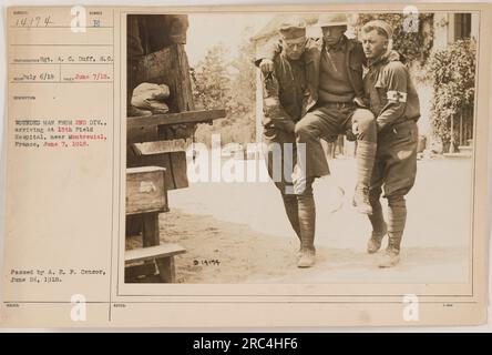 Un soldat blessé de la 2e division arrive au 15e hôpital de campagne près de Montreuial, en France, le 7 juin 1918. La photographie a été prise par le sergent A. C. Duff, S.C. Il a été adopté par le censeur de l'A. E. F. le 24 juin 1918, et le nombre négatif est 14174. Banque D'Images