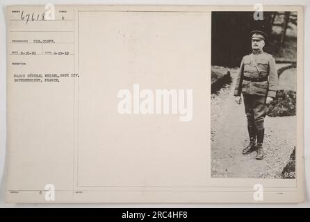 Image montrant le major général Weigel de la 88e division à Gondrecourt, en France, pendant la première Guerre mondiale. La photographie a été prise le 19 avril 1919 et fait partie de la collection signal corps. Le major-général Weigel est vêtu d'uniforme militaire et semble inspecter des troupes ou discuter de stratégie. Banque D'Images