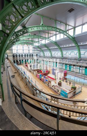 Birmingham, Royaume-Uni. 12 juillet 2023. Une piscine datant de 1907 abrite une transformation temporaire en espace salon. Le Balsall Heath Gala Pool, dans le centre-ville Balsall Heath, Birmingham, a des œuvres d'art, des tapis et des meubles doux placés comme un endroit de bienvenue pour profiter d'une tasse et une discussion. Les bains de Moseley Road sont en cours de rénovation en même temps pour montrer ses accessoires édouardiens. Crédit : Peter Lopeman/Alamy Live News Banque D'Images