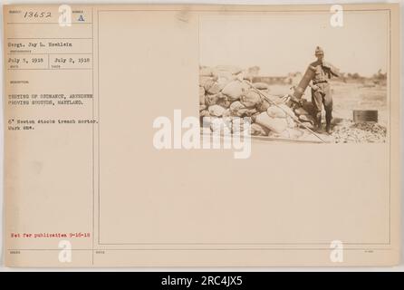 Le sergent Jay L. Hoehlein participe à un essai de munitions au terrain d'essai d'Aberdeen, Maryland. On le voit opérer un mortier de tranchée Newton stocks de 6 pieds, plus précisément un modèle Mark One. Cette photographie a été prise le 2 juillet 1918 et reçue le 5 juillet 1918. Légende non publiée le 16 septembre 1918. Banque D'Images