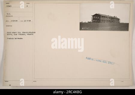 Image représentant une caserne de 2 étages au Camp Pullman, en France, propriété de la 21e Grande Div Transportation corps. La photographie a été prise le 7 novembre 1918 et est marquée du symbole de description du photographe RECO 7-15-19. L'image porte le numéro de la 21e Grande Div Transportation corps. REMARQUES : le numéro de caserne est 57967 et est destiné à un usage total OTT seulement. Banque D'Images