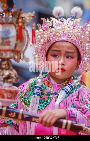 Participant à la parade annuelle du Festival Cheung Chau Bun, Cheung Chau, Hong Kong, région administrative spéciale de Hong Kong de la République populaire Banque D'Images