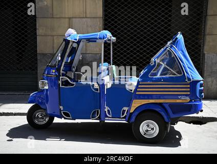 Vintage traditionnel trois roues Piaggio APE taxi dans les rues de Palerme en Sicile, Italie. Banque D'Images