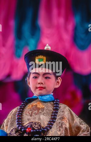 Participant à la parade annuelle du Festival Cheung Chau Bun, Cheung Chau, Hong Kong, région administrative spéciale de Hong Kong de la République populaire Banque D'Images