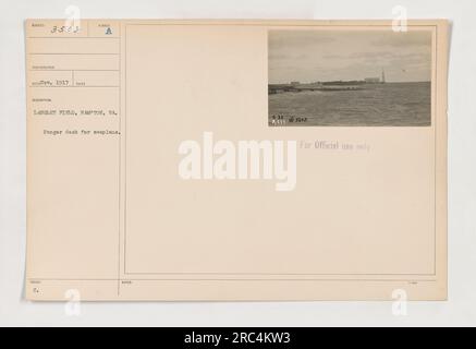 Quai de hangar pour hydravion à Langley Field, Hampton, va. La photographie a été prise en novembre 1917. L'image est étiquetée 111-SC-3503. Le quai du hangar est conçu pour accueillir des hydravions. La note indique que la photographie est à usage officiel seulement. Banque D'Images