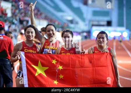 Bangkok, Thaïlande. 12 juillet 2023. Les médaillées d'or GE Manqi, Wei Yongli, Liang Xiaojing et Yuan Qiqi (de gauche à droite) de Chine posent après la finale du relais 4 x 100 mètres féminin aux 25e Championnats d'Asie d'athlétisme à Bangkok, Thaïlande, le 12 juillet 2023. Crédit : Rachen Sageamsak/Xinhua/Alamy Live News Banque D'Images