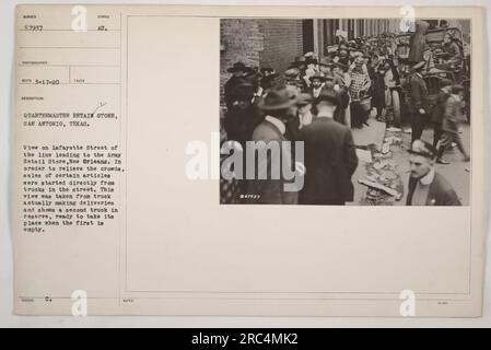 Quartermaster Retail Store à San Antonio, Texas. La photographie capture une vue de Lafayette Street où une ligne est formée menant à l'Army Retail Store à la Nouvelle-Orléans. Pour alléger la congestion, les ventes d'articles spécifiques se font directement à partir des camions dans la rue. L'image montre un camion effectuant des livraisons tandis qu'un autre attend comme remplaçant une fois que le premier est vide. Photographie prise le 17 mars 1920 par un photographe non identifié. (Numéro de photo : 57937, photographe reco). Banque D'Images