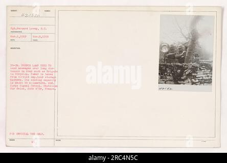 Image montrant une lampe française de 35 cm utilisée pour envoyer des messages sur de longues distances à l'arrière, comme Brigade to Division pendant la première Guerre mondiale. La puissance de la lampe provient d'un amplificateur de 16 V. batterie de stockage de l'heure, avec une capacité d'envoi d'environ 18 kilomètres. Prise à la 2nd corps signal School à Châtillon-sur-Seine, Côte d'Or, France. Photographie du sergent Bernard Levey, S.C. (Source : photographies des activités militaires américaines pendant la première guerre mondiale) Banque D'Images