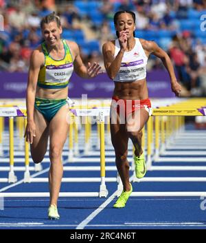 Birmingham, Angleterre. 2 août 2022. Katarina Johnson-Thompson (à droite) d'Angleterre concourt dans l'Heptathlon haies dans l'Athlétisme le cinquième jour de t Banque D'Images