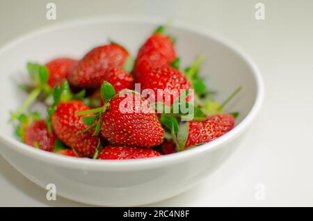 Gros plan de fraises rouges fraîches sur la table, une tentation irrésistible pour les amateurs de fruits. Banque D'Images