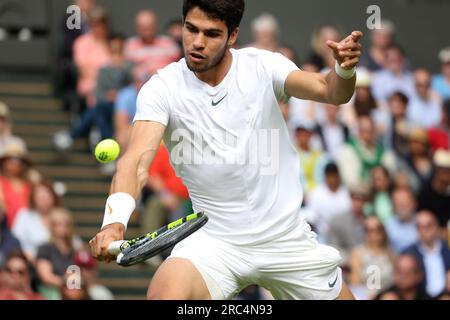Wimbledon, Royaume-Uni. 12 juillet 2023. Carlos Alcaraz d'Espagne lors de son match de quart de finale contre Holger Rune du Danemark à Wimbledon. Crédit : Adam Stoltman/Alamy Live News Banque D'Images