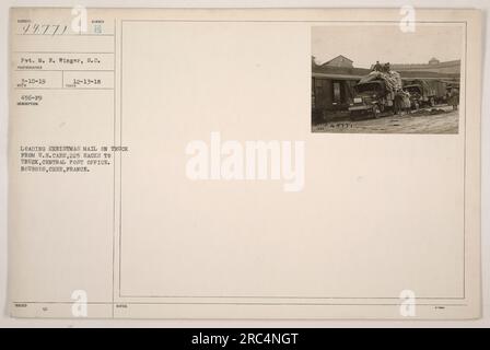 Soldats américains chargeant le courrier de Noël sur un camion au bureau de poste central de Bourges, cher, France. Le courrier se compose de 225 sacs, qui seront transportés par le camion. Photo prise le 3-10-19 par Pvt. M. R. Winger. Les notes indiquent un numéro de référence de 49771. Banque D'Images