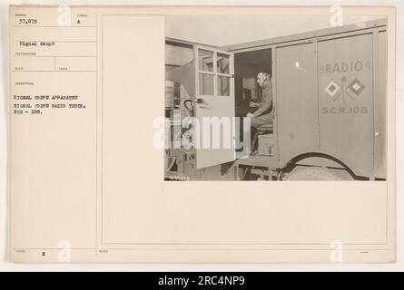 Image montrant un camion radio signal corps, plus précisément un modèle R.C.S. 108. La photographie a été prise par un photographe de signal corps et fait partie d'une collection d'images représentant les activités militaires américaines pendant la première Guerre mondiale Banque D'Images
