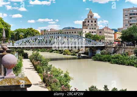 Nouveau pont de fer, pont métallique parabolique à travers la rivière Segura dans le centre de la ville de Murcie à la journée ensoleillée d'été contre l'architecture et bleu nuageux s Banque D'Images