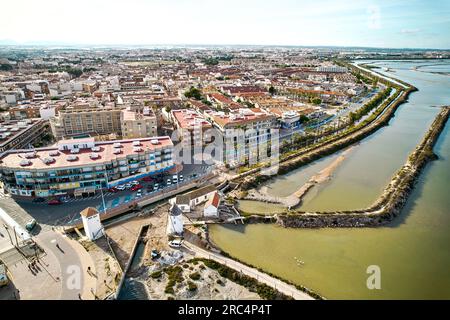 San Pedro del Pinatar vue du paysage urbain d'en haut, drone point de vue pendant la journée ensoleillée d'été. Cette petite ville balnéaire est célèbre pour son mu thérapeutique Banque D'Images