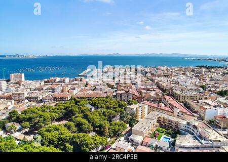 Vue panoramique de jour sur les toits du paysage urbain de San Pedro del Pinatar et vue sur la mer Méditerranée avec port de marina bateaux nautiques amarrés, drone point de vi Banque D'Images