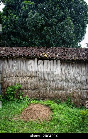 Aratuipe, Bahia, Brésil - 31 août 2018 : Maison en paille pour la fabrication de pièces en céramique, à Maragogipinho, Bahia. Brésil Banque D'Images