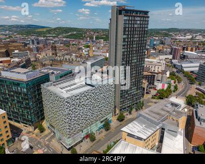 Photo aérienne drone du centre-ville de Sheffield, Angleterre. Il y a de nombreux immeubles de bureaux et un grand gratte-ciel à la ligne d'horizon de cette zone urbaine. Banque D'Images