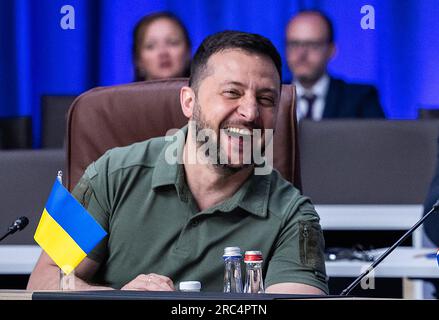 Vilnius, Lituanie. 12 juillet 2023. Le président ukrainien Volodymyr Zelensky rit alors qu’il assiste à la deuxième journée du sommet de l’OTAN, le 12 juillet 2023 à Vilnius, en Lituanie. Photo OTAN/ crédit : UPI/Alamy Live News Banque D'Images