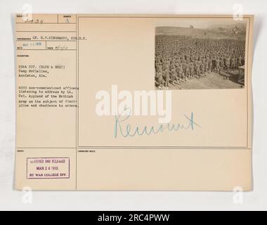 Légende : « pendant la première Guerre mondiale, 4000 sous-officiers de la 29e division (Blue & Gray) au camp McClellan, Anniston, Alabama, se réunissent pour écouter le lieutenant-colonel Appland de l'armée britannique parler de discipline et d'obéissance aux ordres. Photographie prise le 15 février 1918 et publiée par la Division du Collège de guerre le 14 mars 1918.' Banque D'Images