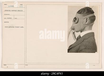 Soldat américain portant un masque Tissot pour se protéger contre la guerre chimique pendant la première Guerre mondiale Cette image a été prise par un photographe du Chemical Warfare Service le 2 avril 1919. Le masque porte le numéro au et a été délivré aux soldats du côté américain. Les notes indiquent qu'il s'agit de la photographie numéro 1044. Banque D'Images