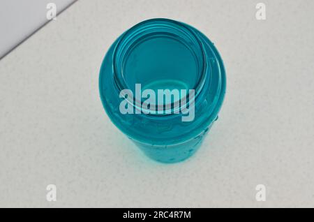 Gros plan d'une bouteille d'eau bleue, synonyme d'énergie et de renouveau. Accompagnez vos entraînements avec une hydratation de qualité. Banque D'Images