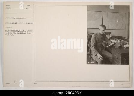 Le major Memford du Quartermaster corps est vu assis à son bureau dans le munition Building à Washington, DC La photographie, numérotée 67865, a été prise le 10 février 1920, et a été capturée par le photographe Hitz du signal corps. Le symbole 'A' indique que cette photo a été attribuée au major Memford. Banque D'Images