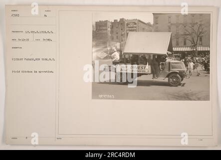 Cuisine de campagne en opération pendant le défilé de la victoire à New York, N.Y. Lt. Geo.H. Lyon (S.C.), un photographe, a capturé cette image. La photo a été prise le 15 mai 1919 (numéro de référence : 5-349). On peut voir des soldats préparer des repas dans la cuisine de campagne dans le cadre des activités de parade. Banque D'Images