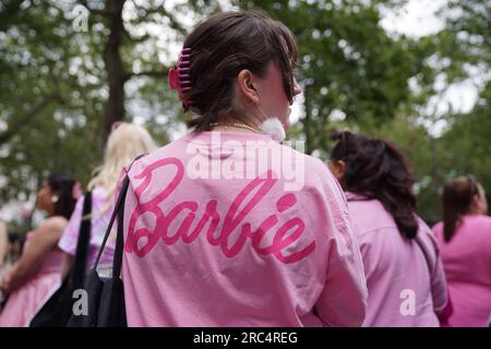 Les fans arrivent pour la première européenne de Barbie au Cineworld Leicester Square à Londres. Date de la photo : mercredi 12 juillet 2023. Banque D'Images