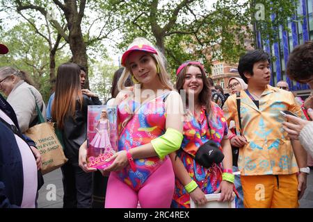 Les fans arrivent pour la première européenne de Barbie au Cineworld Leicester Square à Londres. Date de la photo : mercredi 12 juillet 2023. Banque D'Images