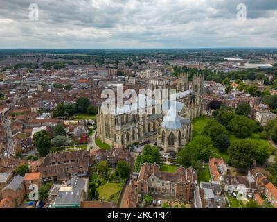 Photo aérienne drone de York Minster, une immense cathédrale de York en Angleterre Banque D'Images